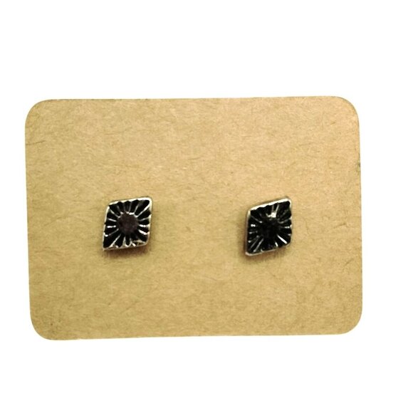 Diamond  Shape Silver Stud Earrings Sunburst Design - Picture 4 of 4